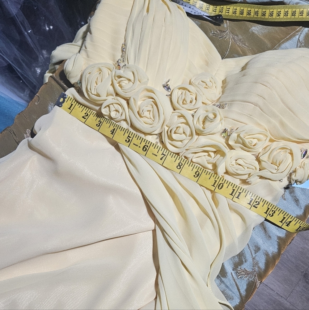 Strapless Yellow evening gown. Flower Detail. Size 6 - Picture 14 of 15